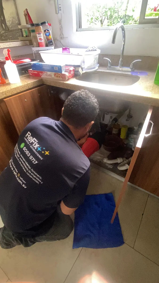 Destape del fregadero de una cocina