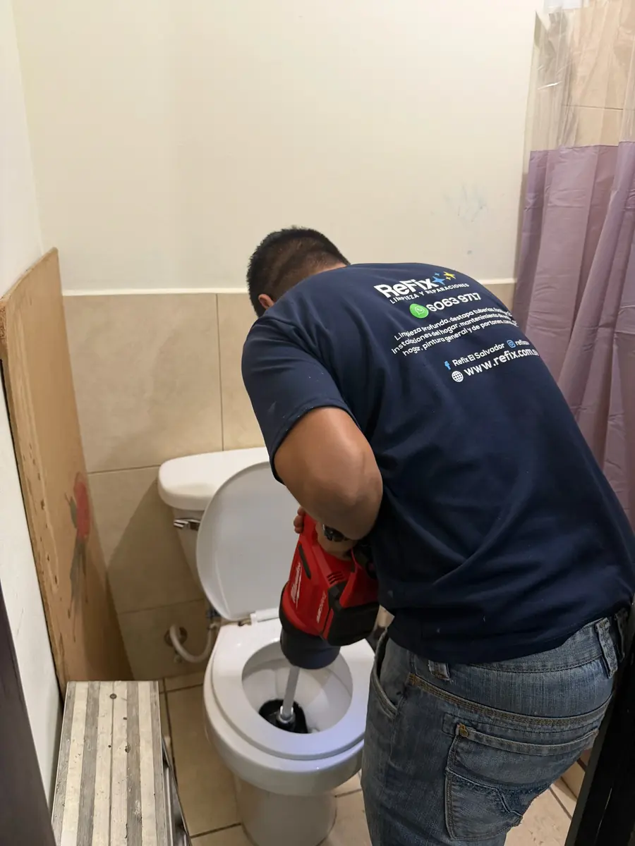 Técnico de ReFix destapando un inodoro con equipo eléctrico