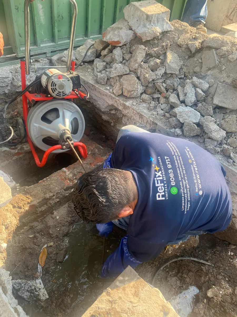 Técnico de ReFix trabajando en una tubería central