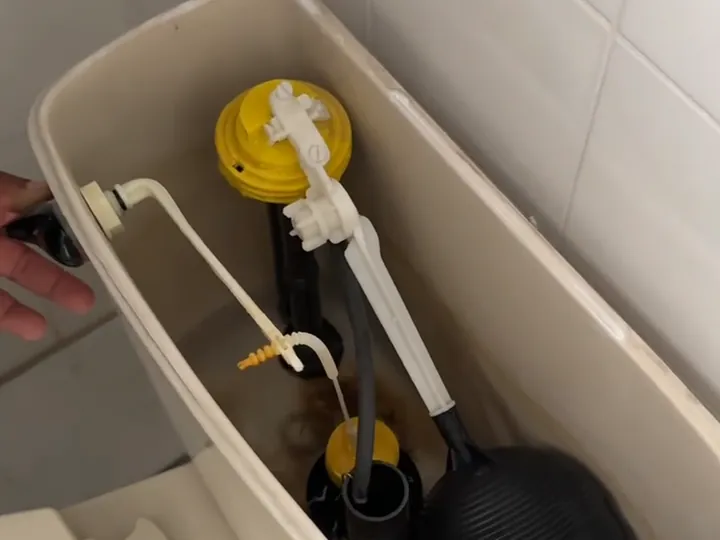 Reparación del mecanismo del tanque de un inodoro