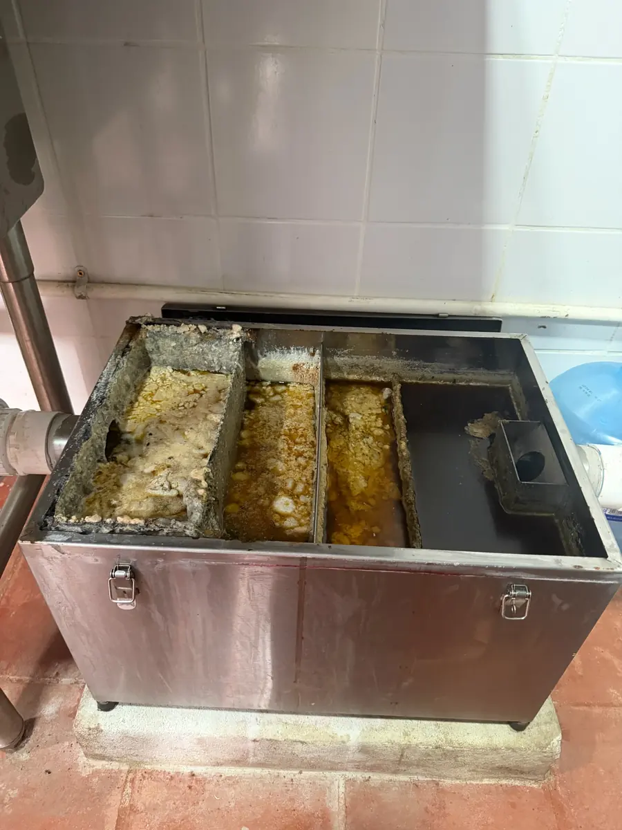 Trampa de grasa abierta durante la limpieza